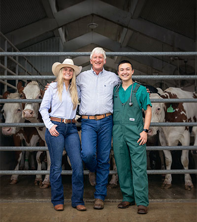 Dr. Ted Stuedeman , center, with Auburn Vet Med students Stevie Fields ‘27 and Jesse Neal ’24